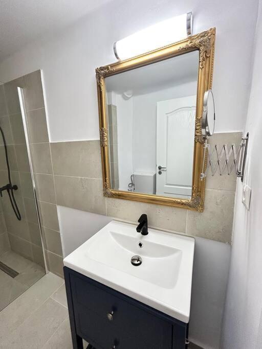 Location #12lunipebega Apartment *